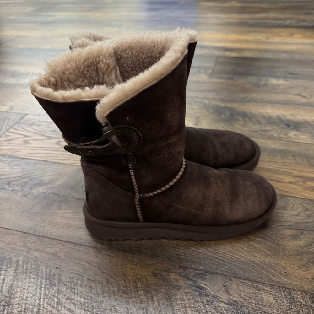 UGG Chocolate Brown Suede Shearling Buckle Boots 1013491 Womens 7 Cabin Comfort